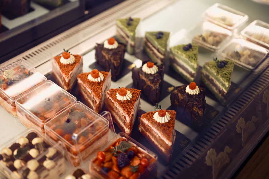 Svježa torta s cvijećem od kreme